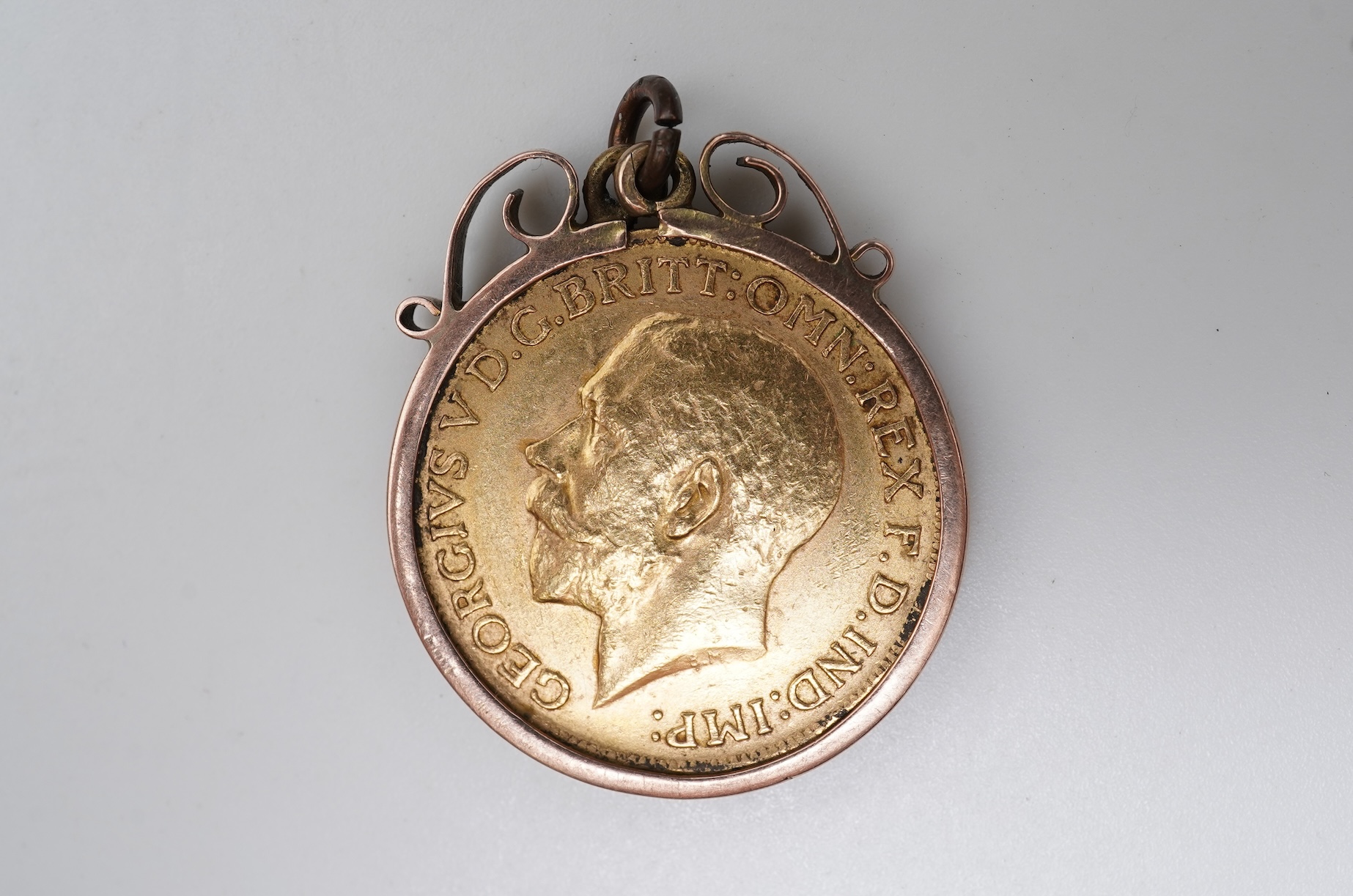 A George V sovereign coin pendant, 1917 and later